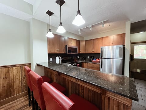 Private kitchen | Fridge, microwave, oven, stovetop