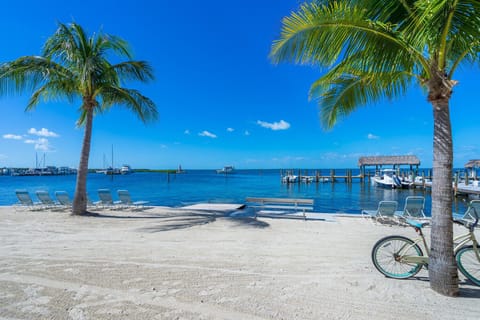 Beach nearby, sun loungers, beach towels