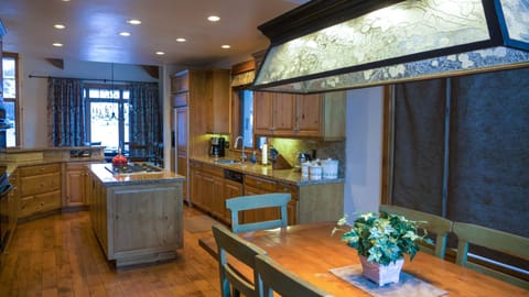 Kitchen Nook (Table for 6)