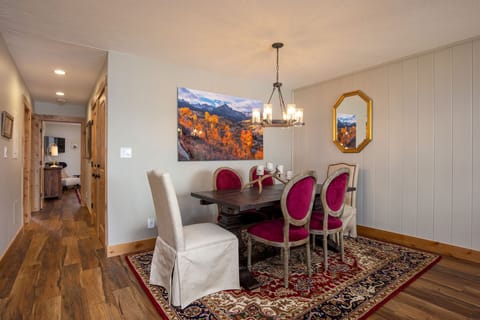 Dining area with seating for 6.