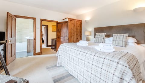Farmhouse main ensuite bedroom