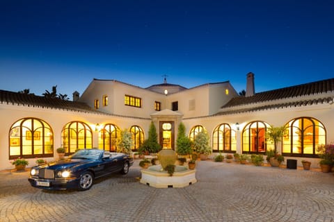 Luxury villa in marbella for 15 persons with swimming pool