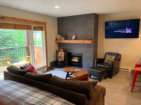 Living area | Smart TV, fireplace
