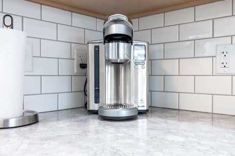 Kuereg Coffee maker. Turns on with switch at bottom left and top power button. 