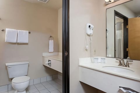 Combined shower/tub, hair dryer, towels