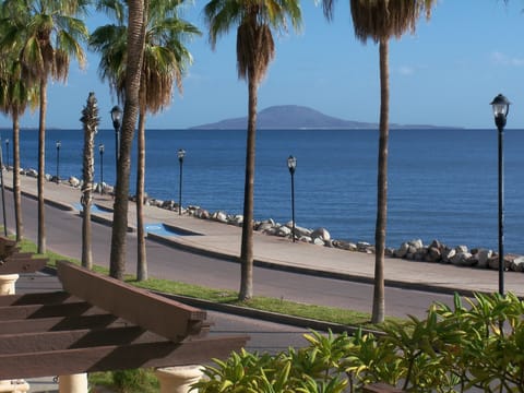 Beach nearby, sun loungers, beach towels