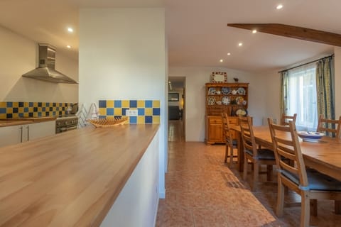 Les Chouettes - Dining room / Kitchen with access to private terrace