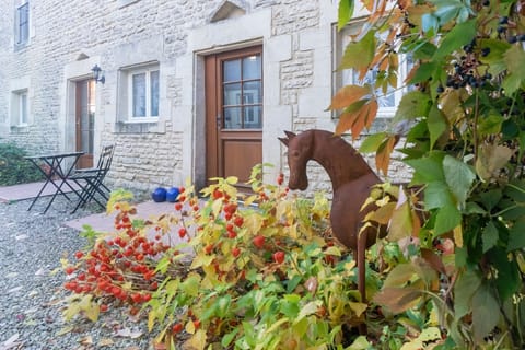 Les Chouettes and entrance to L'Ecurie, ground floor bedroom