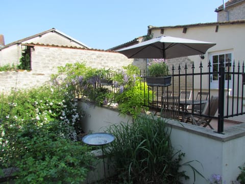 Les Chouettes - Private terrace with wisteria 