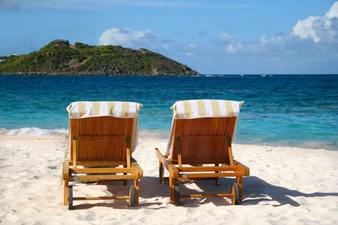 Beach nearby, sun loungers, beach towels