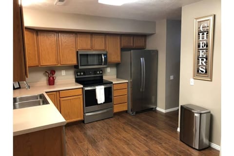 Private kitchen | Fridge, microwave, oven, stovetop