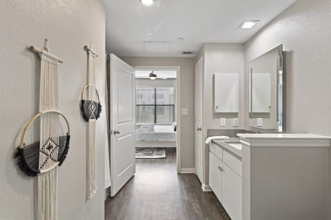 Combined shower/tub, hair dryer, towels