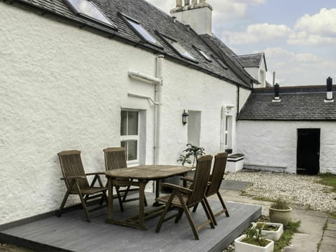 Property, House, Building, Cottage, Roof, Courtyard, Architecture, Room, Real Estate, Home