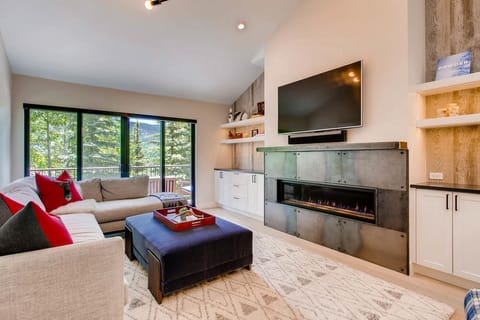 Living area | Smart TV, fireplace, Netflix, Hulu