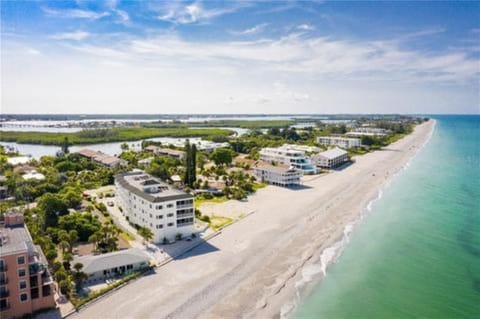 Beach nearby, sun loungers, beach towels