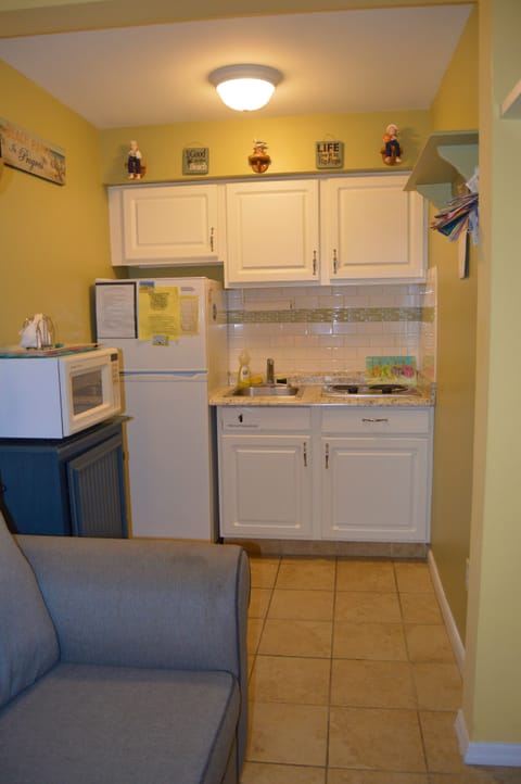 Fridge, microwave, stovetop, coffee/tea maker