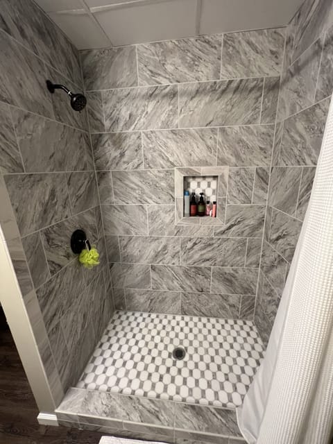 Combined shower/tub, jetted tub, towels, soap