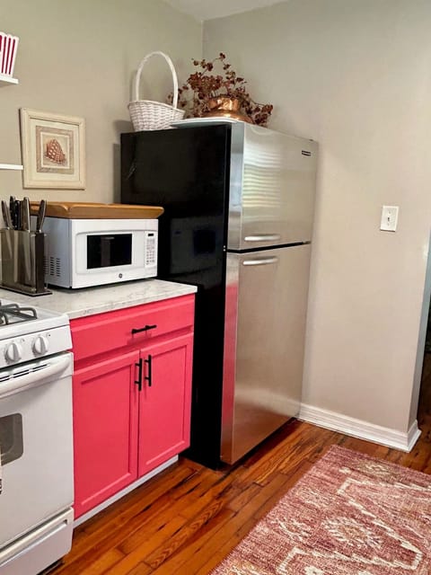 Full-size fridge, microwave, oven, stovetop