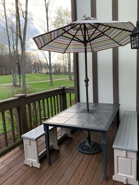 Plenty of outdoor seating. Overlooks 1st green and 9th tee