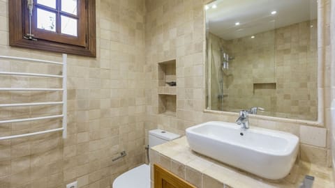 Combined shower/tub, hair dryer, towels