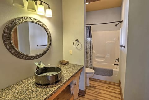 Combined shower/tub, hair dryer, towels