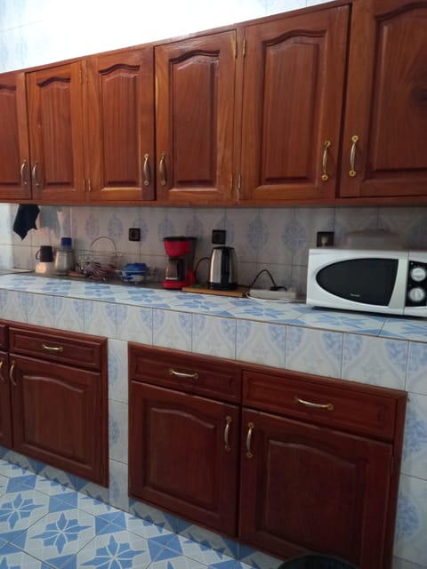 Fridge, microwave, oven, coffee/tea maker