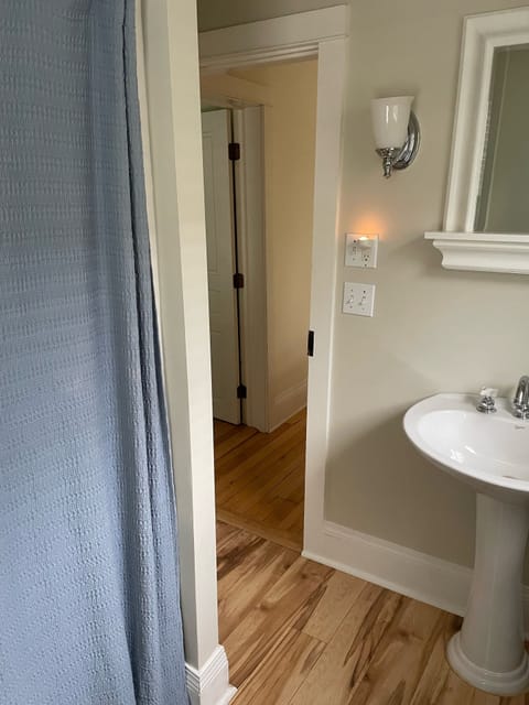 Combined shower/tub, towels, toilet paper