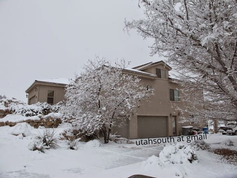 yes, it does snow in st george, but it is Very rare. This shows the parking area