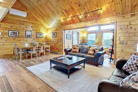 Updated & spacious home w\/large deck, free WiFi, & Ping-Pong table House in North Conway
