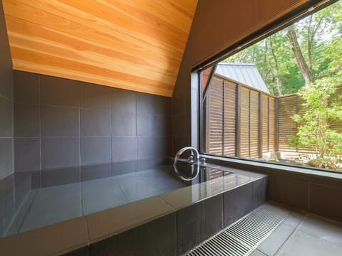 ・[Second-floor suspension bridge type/bathroom] Enjoy natural hot spring water directly from the source in the bright bathroom where the sun shines through the foliage.