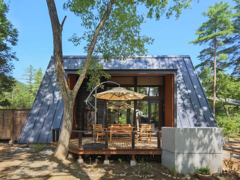 ・[Second-floor suspension bridge type/exterior] Enjoy a quiet and luxurious time at a rental villa with a triangular roof nestled in the forest