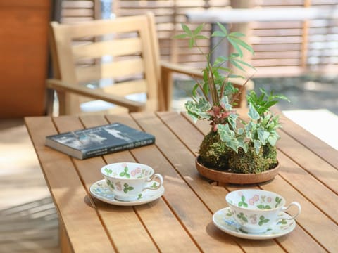 ・[Terrace table] Tea time on the terrace. Reading also progresses