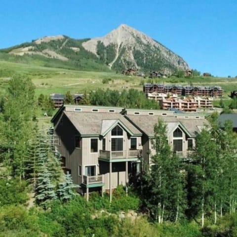 Walking distance to West Wall ski lift