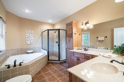 Combined shower/tub, jetted tub, towels