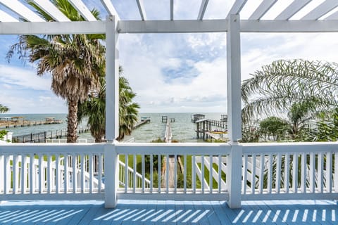 Second-floor balcony: this view never tires!