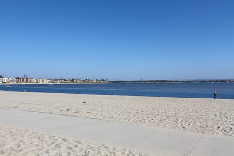 Beach nearby, sun loungers, beach towels