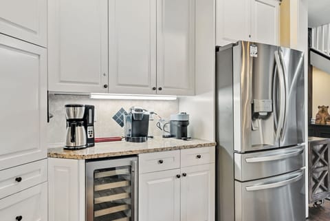 Kitchen: Stainless steel appliances, gas range, granite countertops, wine cooler, 2-person bar seating
