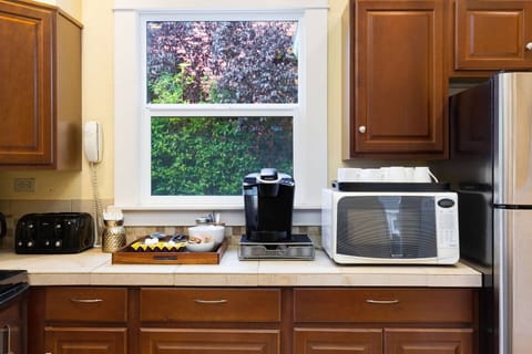 Fridge, microwave, dishwasher, coffee/tea maker