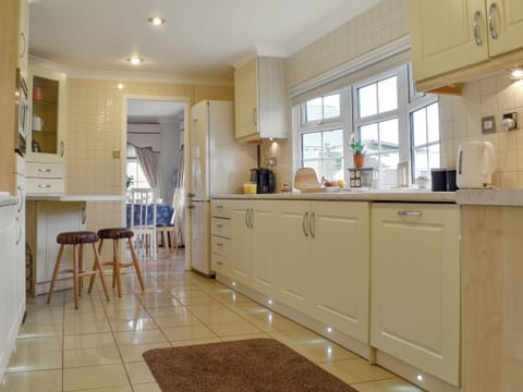 Kitchen | Eryl Mor Lodge, Amlwch