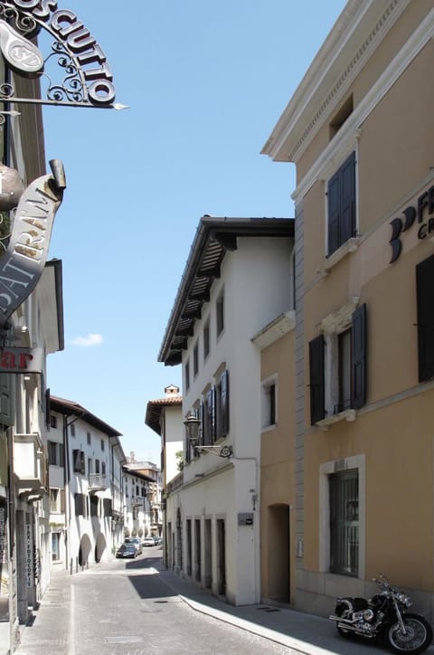 Wood, Lighting, Interior Design, Flooring, Floor, Living Room, Real Estate, Hardwood, Table, Beam