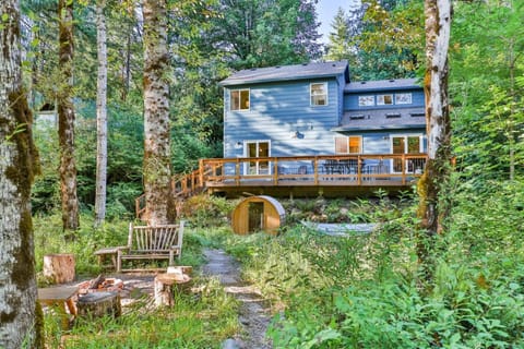 Welcome to Brightwood Riverfront Getaway! Please enjoy our spacious Mt Hood rental.