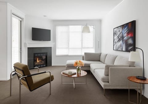 rsz_two_bedroom_w_den_living_room_2