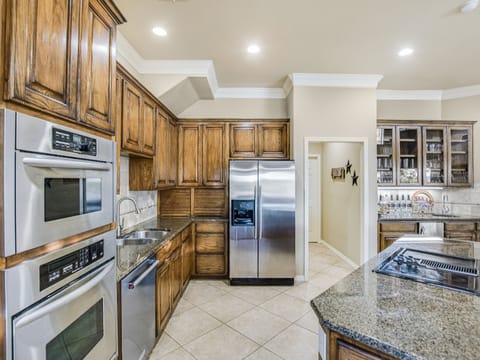 Gourmet Kitchen with stove, fridge and freezer, oven, microwave and ice maker