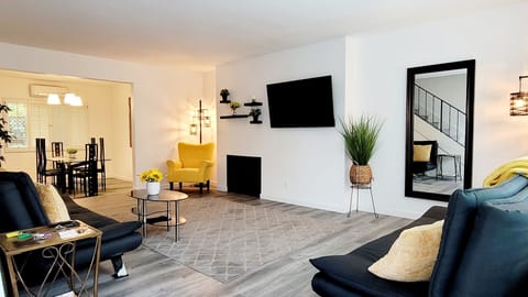 Living room/Dining room area