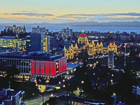Stunning night lights from BC Museum and Parliament Building. 