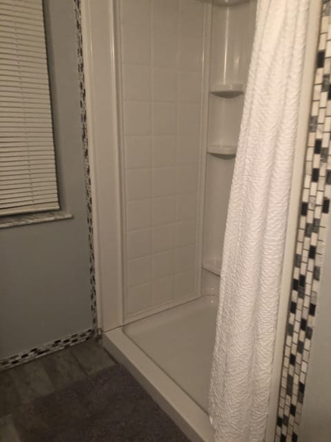 Combined shower/tub, hair dryer, towels