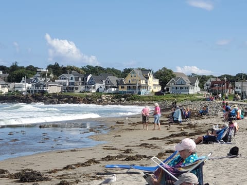 Beach nearby, sun loungers, beach towels