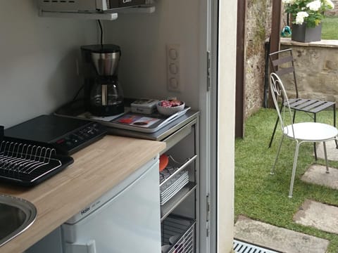 Fridge, coffee/tea maker, highchair