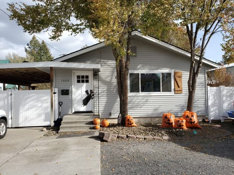 15th St VRBO - 4bd, 2ba only 1mi to Downtown, w/hot tub House in Coeur dAlene