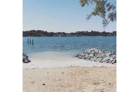 Beach nearby, sun loungers, beach towels